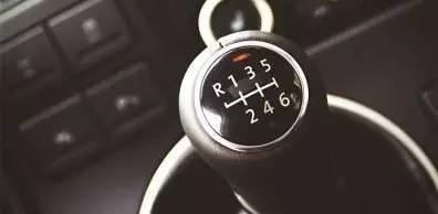 汽车减档多少正常