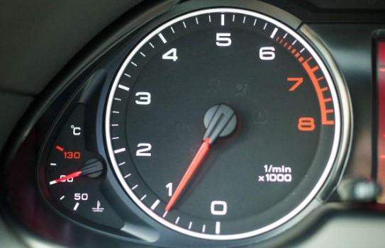 小汽车怠速多少