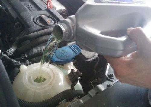 汽车冬天加水多少合适