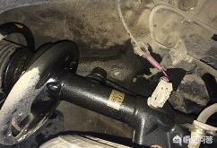 汽车减震出多少油