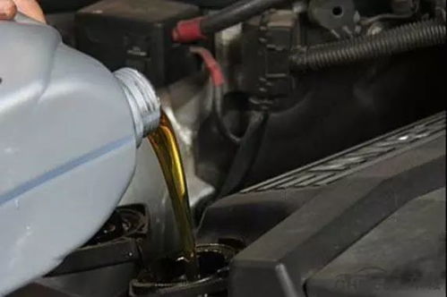 怎样鉴别汽车机油多少