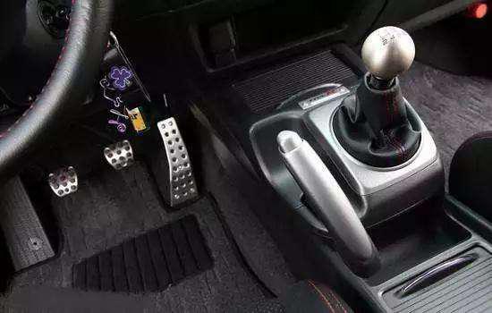 汽车启动刹车踩多少