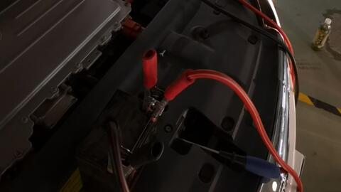 汽车电瓶放多少水 汽车电瓶放多少水