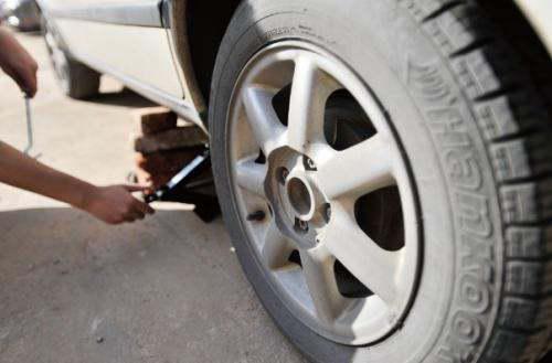 小汽车多少公里换胎