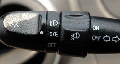 汽车近光灯多少伏的