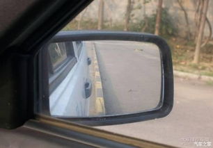 汽车中间后视镜近多少