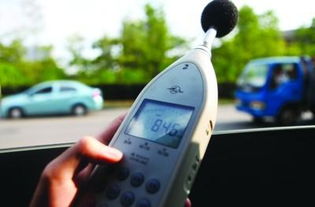 小汽车多少分贝