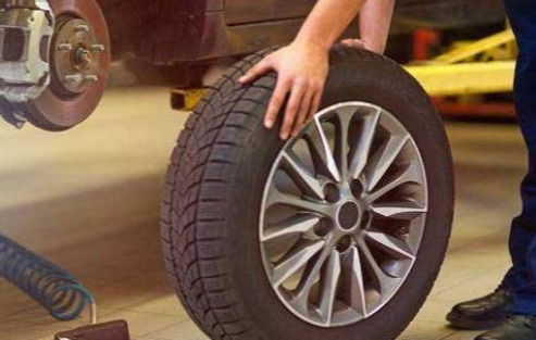汽车跑到多少换轮胎