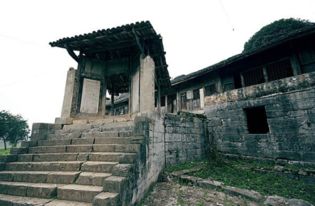 黔江到龙山汽车多少