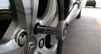 汽车上多少灰尘落叶