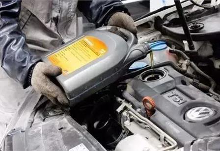 汽车机油放多少好