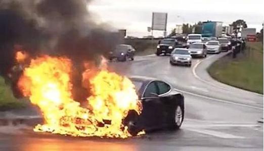 多少度汽车自燃