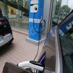 汽车多少v才没电