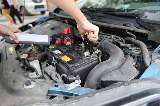 汽车发动要多少电瓶