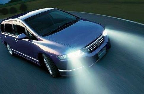 汽车开灯规定距离多少